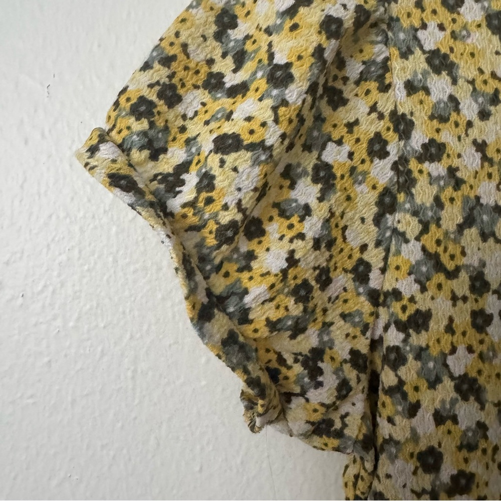 Surticolombia S/M Graphic Floral Tee 
$18 - Picture 6 of 9